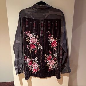 Velvet and floral embroidered button dow